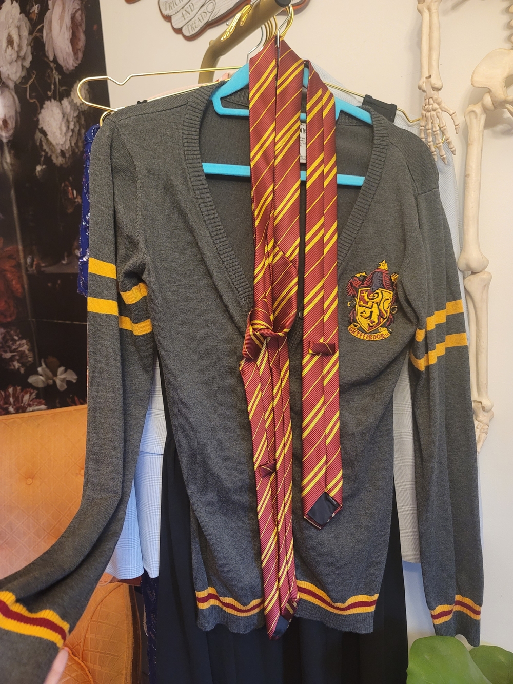 Gryffindor Crest V-Neck Sweater with Stripes And House Tie - Gray and Gold